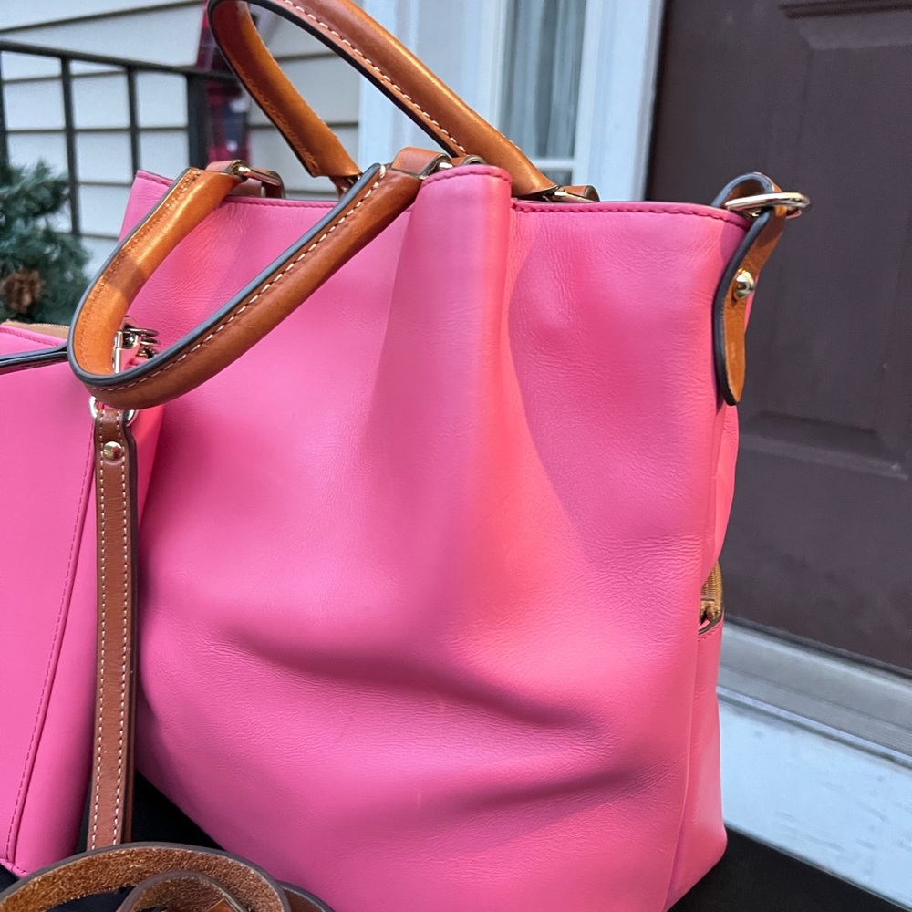 DOONEY AND BOURKE SET OF DAWSON PINK PURSE AND WRISTLET - Picture 13 of 15